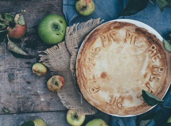 Whole pie with fresh apples around it