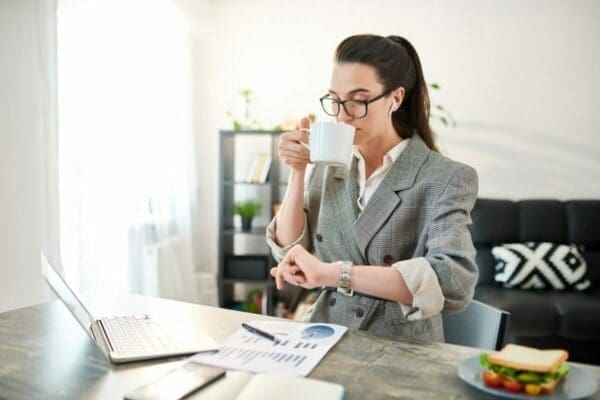 Businesswoman Checking the time is using 80:20 Rule for time managment