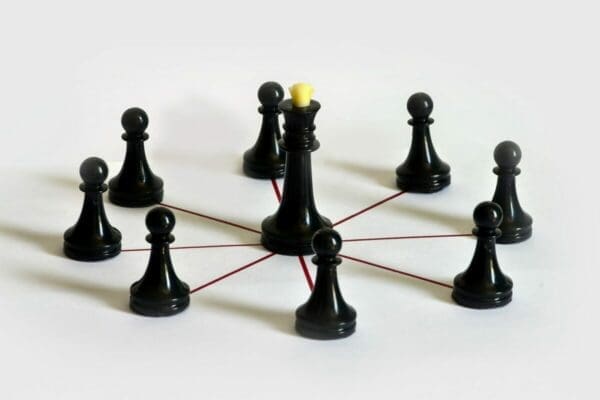 Leader chess piece connected to follower pieces by a red line