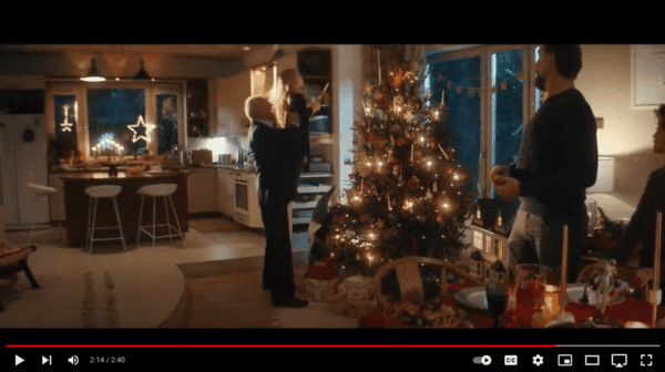Links to YouTube video DocMorris Christmas Ad 2020