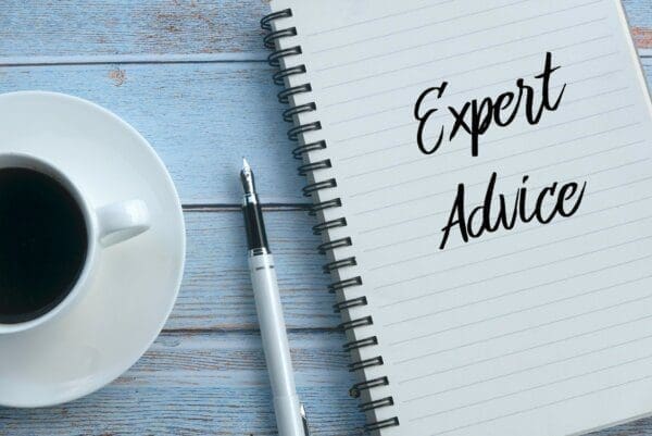 Expert advice written in black on a white notepad